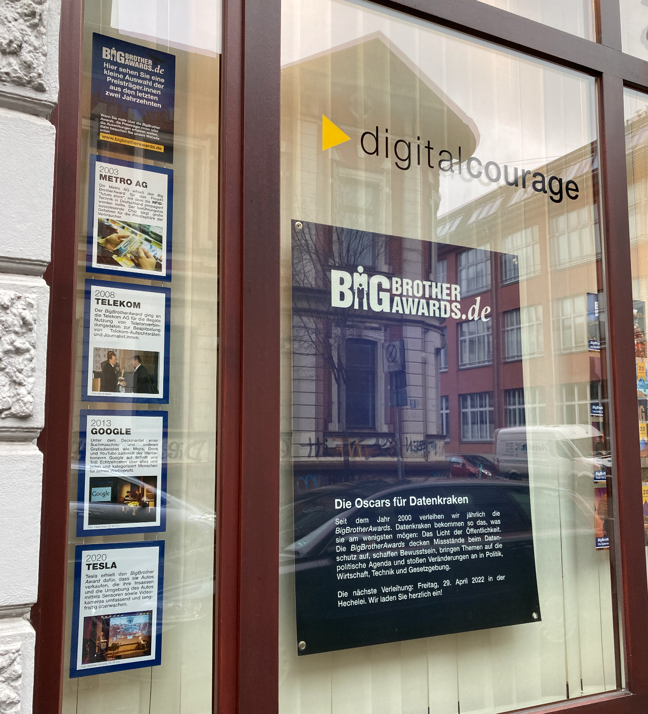 Schaufenstergestaltung mit Fotos und Vorstellung der BigBrotherAwards