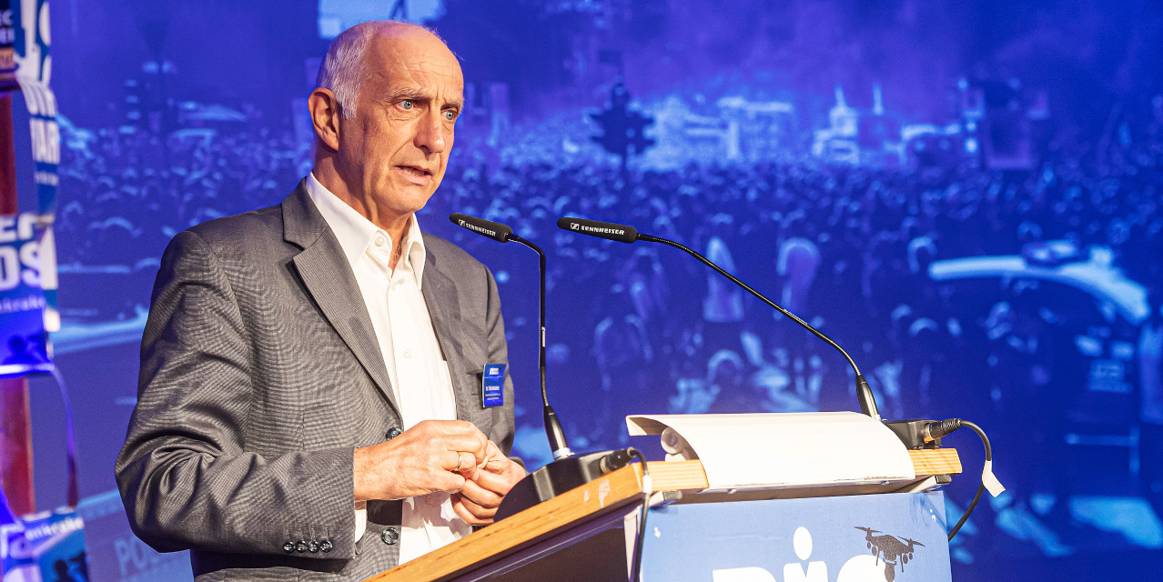 Laudator Dr. Thilo Weichert während der Big Brother Awards 2022