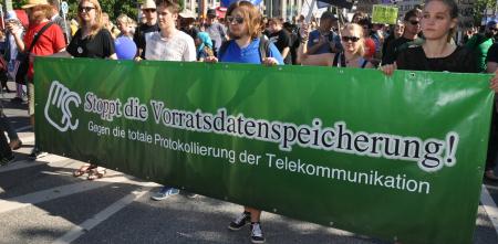 Demonstrant.innen einem riesigen „Stoppt die Vorratsdatenspeicherung“-Banner.