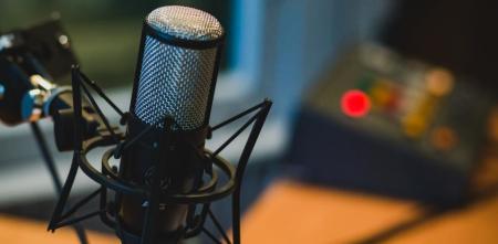 Ein Mikrofon in einem Audiostudio