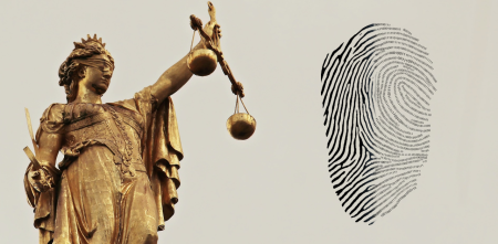 Justizia und ein Fingerabdruck.