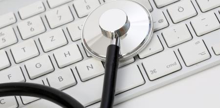 Stethoskop auf einer Computertastatur
