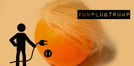 Karikatur-Männchen, das einer Trump-ähnlichen Mandarine den Stecker zieht, daneben der Schriftzug #UnplugTrump