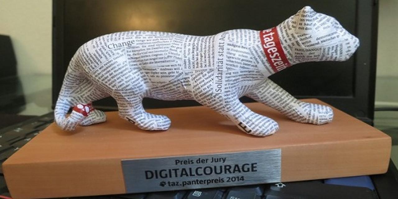 Der taz-panterpreis 2014 in Form eines Panters, der in Zeitungspapier gekleidet ist.